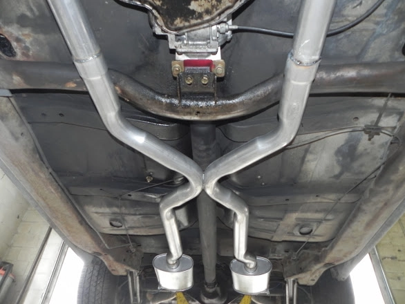 Symmetrical view of a clean dual exhaust system with X-pipe configuration